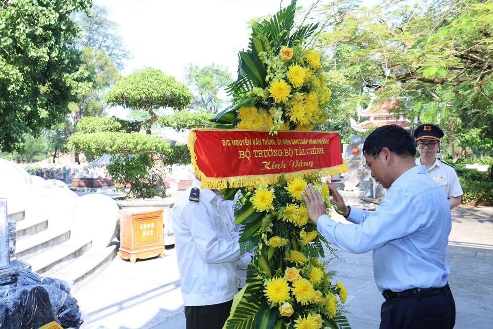 Bộ trưởng Bộ Tài chính Nguyễn Văn Thắng dâng hương tại các nghĩa trang liệt sĩ quốc gia Bộ trưởng Bộ Tài chính Nguyễn Văn Thắng dâng hương tại các nghĩa trang liệt sĩ quốc gia