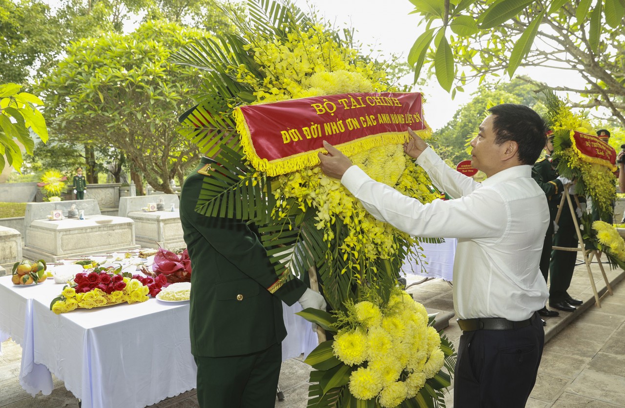 Bộ trưởng Nguyễn Văn Thắng hành trình về nguồn và tri ân các anh hùng liệt sỹ tại Tuyên Quang