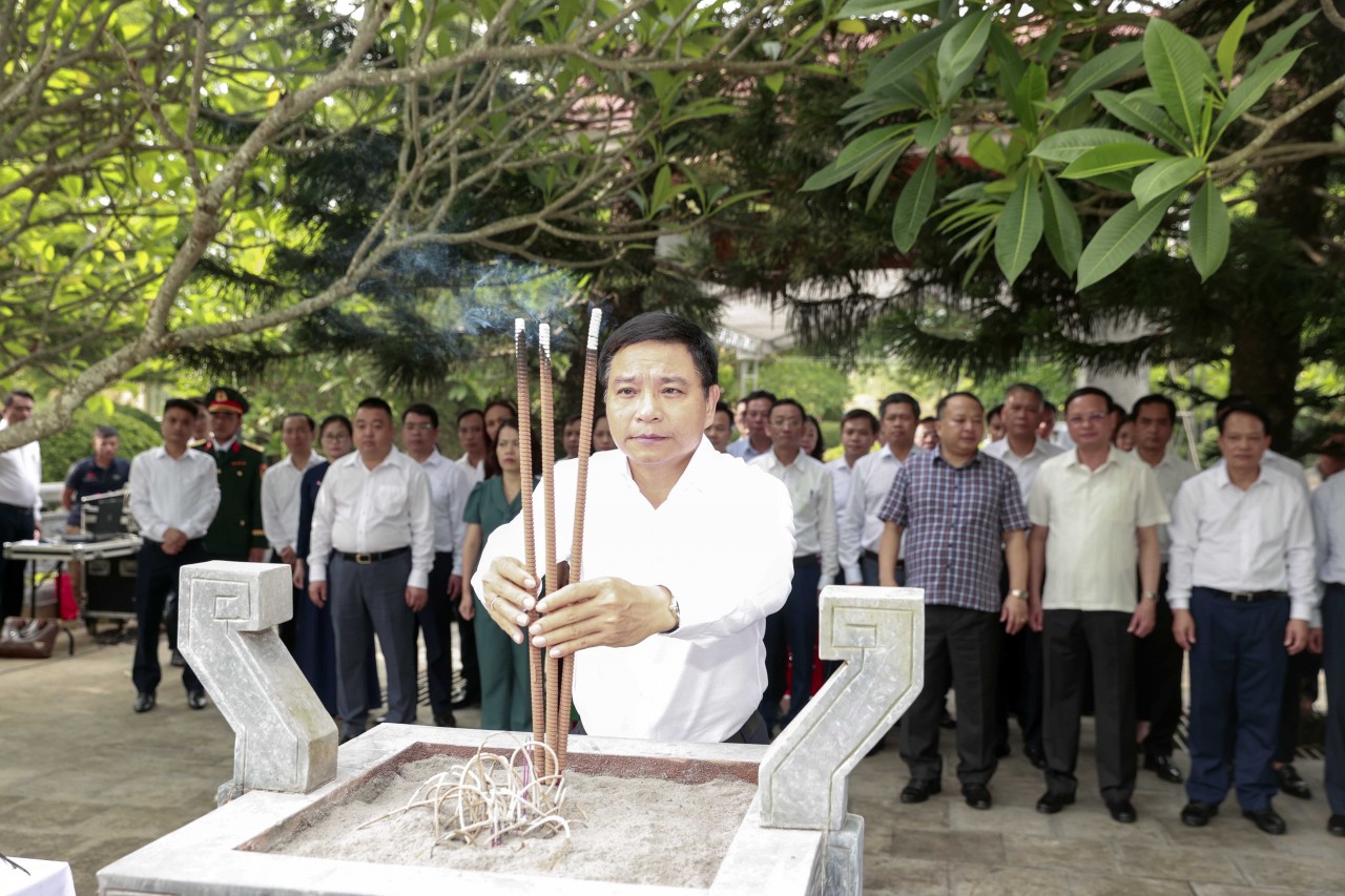 Bộ trưởng Nguyễn Văn Thắng hành trình về nguồn và tri ân các anh hùng liệt sỹ tại Tuyên Quang