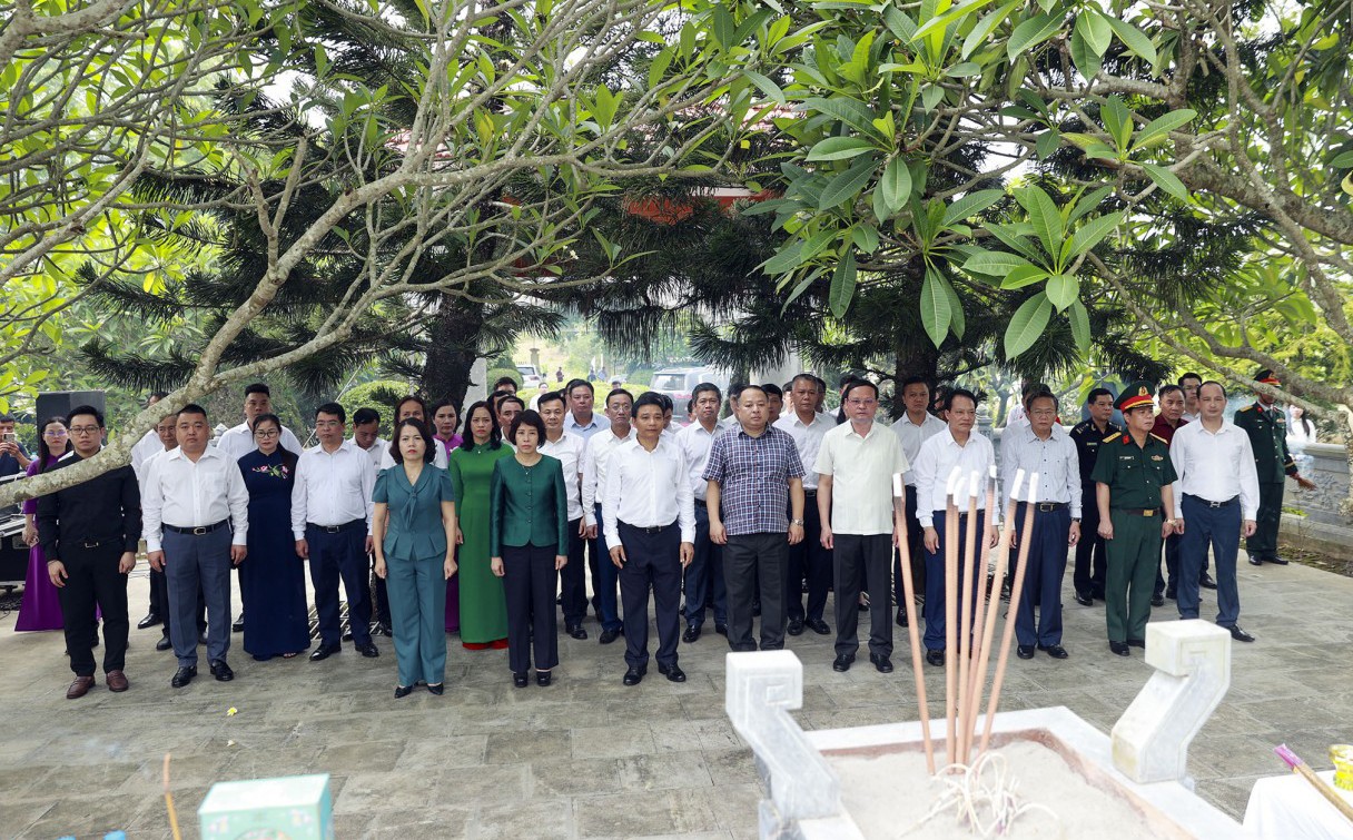 Bộ trưởng Nguyễn Văn Thắng dâng hương tưởng niệm Liệt sĩ Phạm Văn Khang và đồng đội tại Tuyên Quang