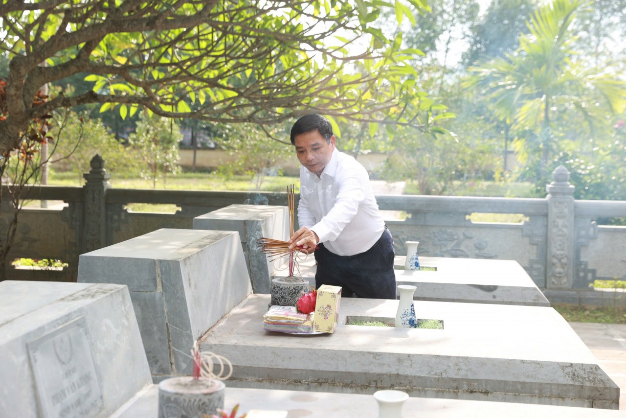 Bộ trưởng Nguyễn Văn Thắng dâng hương tưởng niệm Liệt sĩ Phạm Văn Khang và đồng đội tại Tuyên Quang