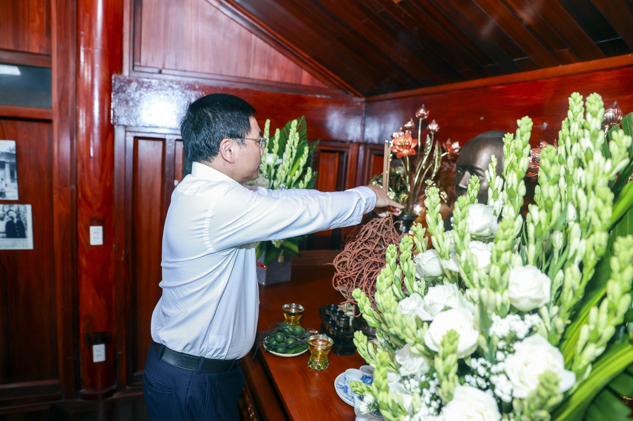 Bộ trưởng Nguyễn Văn Thắng dâng hương tưởng niệm Liệt sĩ Phạm Văn Khang và đồng đội tại Tuyên Quang