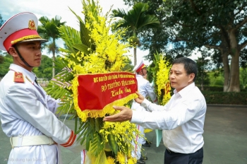 Bộ trưởng Bộ Tài chính Nguyễn Văn Thắng dâng hương, dâng hoa, tưởng niệm các Anh hùng liệt sĩ tại Điện Biên