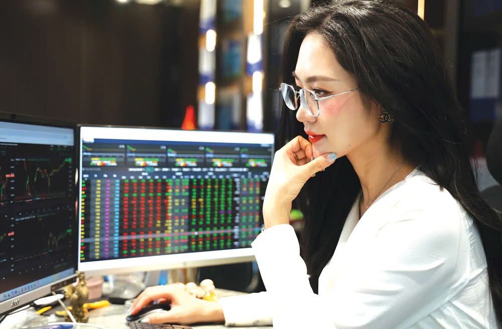 Chứng khoán tuần qua: Dòng tiền ủng hộ, VN-Index thiết lập kỷ lục mới