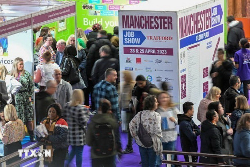 Người dân tham gia hội chợ việc làm tại Manchester (Anh). (Ảnh: Getty Images/TTXVN)