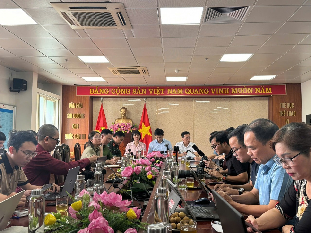 Quảng Ninh vẫn đang tích cực tìm kiếm các nạn nhân vụ đắm tàu trên vịnh Hạ Long