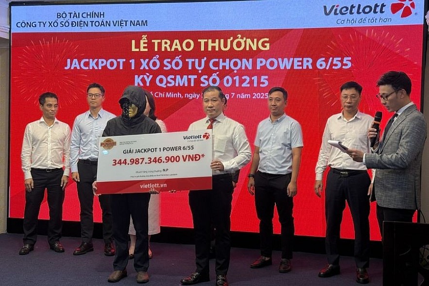 Anh N.P. nhận giải thưởng xố số có giá trị lớn nhất Việt Nam-gần 345 tỷ đồng. Ảnh: Đỗ Doãn