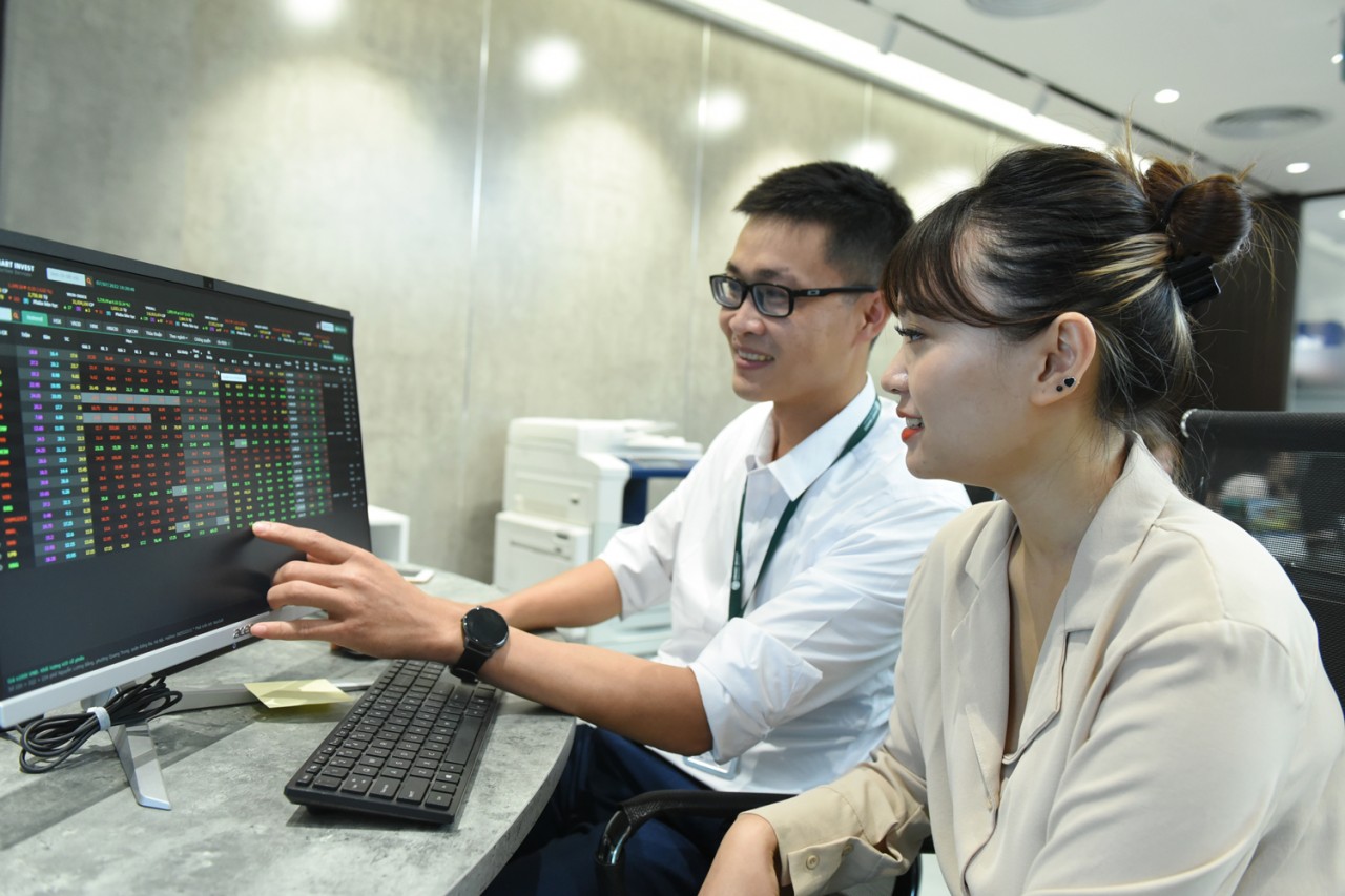 Chứng khoán ngày 13/10: Cổ phiếu bất động sản dẫn dắt thị trường, VN-Index tiếp tục chinh phục đỉnh mới
