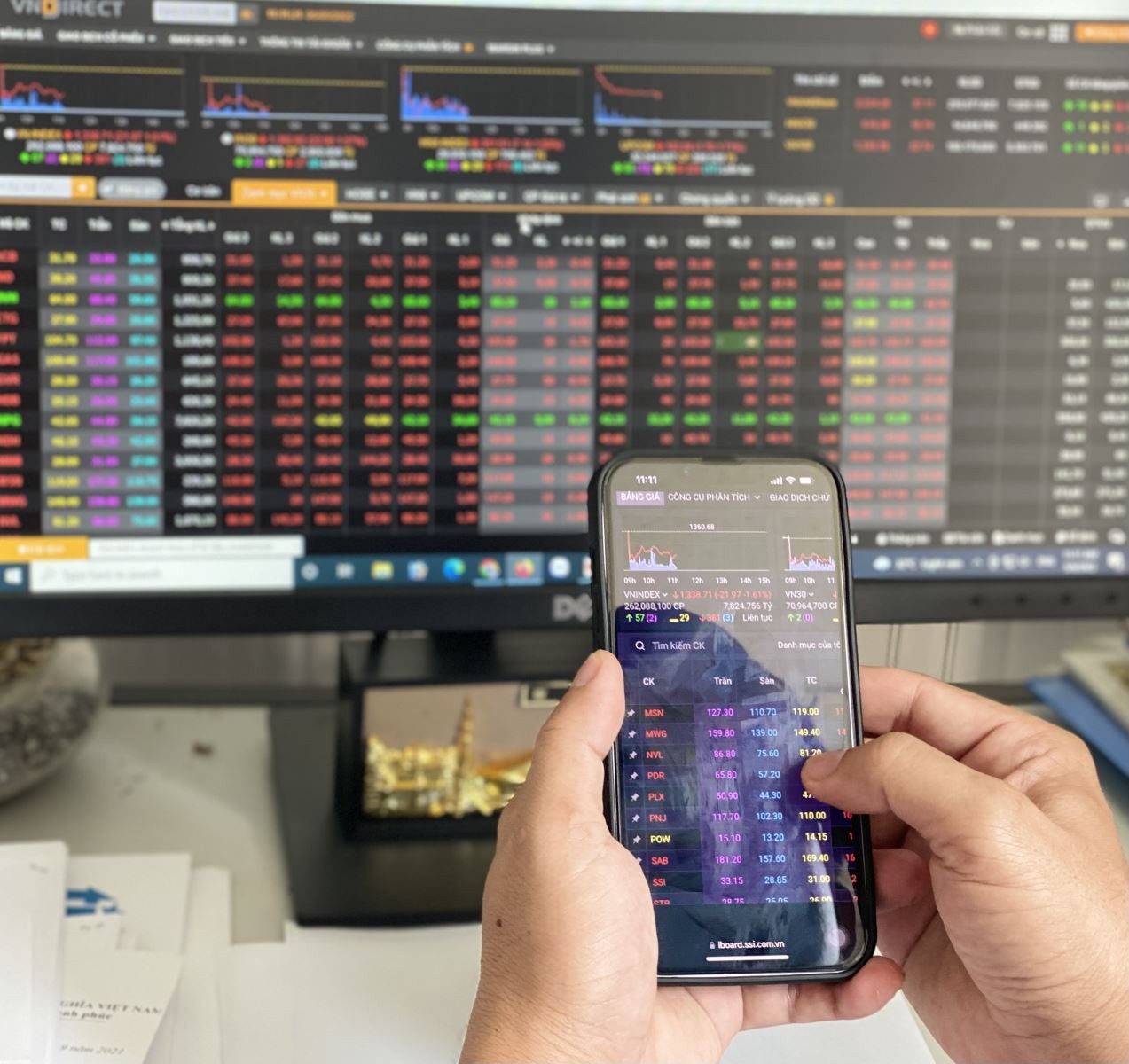 Chứng khoán ngày 31/10: Áp lực từ cổ phiếu vốn hóa lớn, VN-Index giảm điểm phiên cuối tháng 10