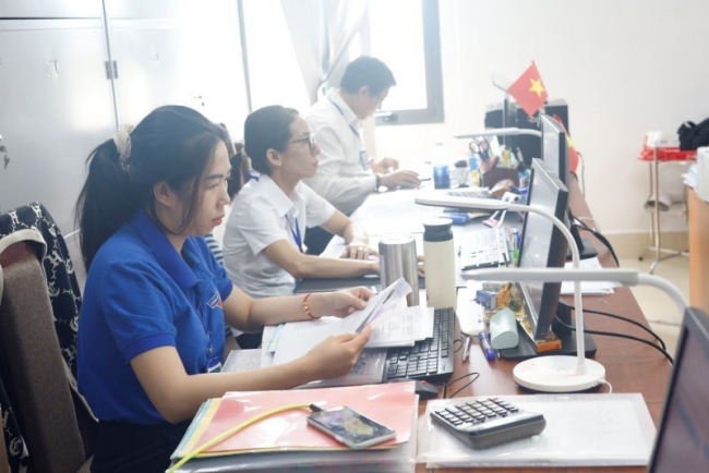 can bo kho bac nha nuoc vuot kho khan giu vung mach chay ngan sach