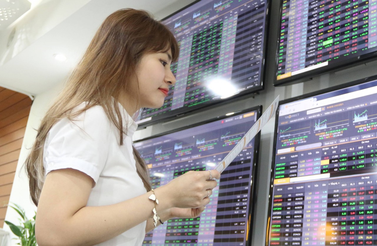 Chứng khoán ngày 19/8: Vượt giằng co, VN-Index giữ vững đà tăng Chứng khoán ngày 24/10: Biến động mạnh trong phiên, cổ phiếu vốn hóa lớn giúp VN-Index thu hẹp đà giảm