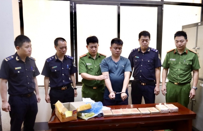 Hải quan Khu vực VI phối hợp bắt giữ vụ vận chuyên 10 bánh ma túy