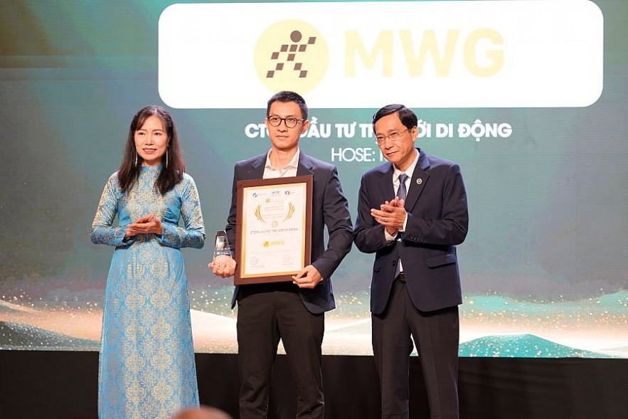 Ông Lê Nhị Năng - Đại diện Ủy ban Chứng khoán Nhà nước tại TP. Hồ Chí Minh vinh danh một doanh nghiệp niêm yết. Ảnh: Đỗ Doãn