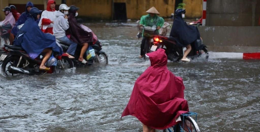 Hậu bão số 11 Matmo: Mưa lớn dồn dập sáng 7/10 Hà Nội phát sinh 69 điểm úng nước