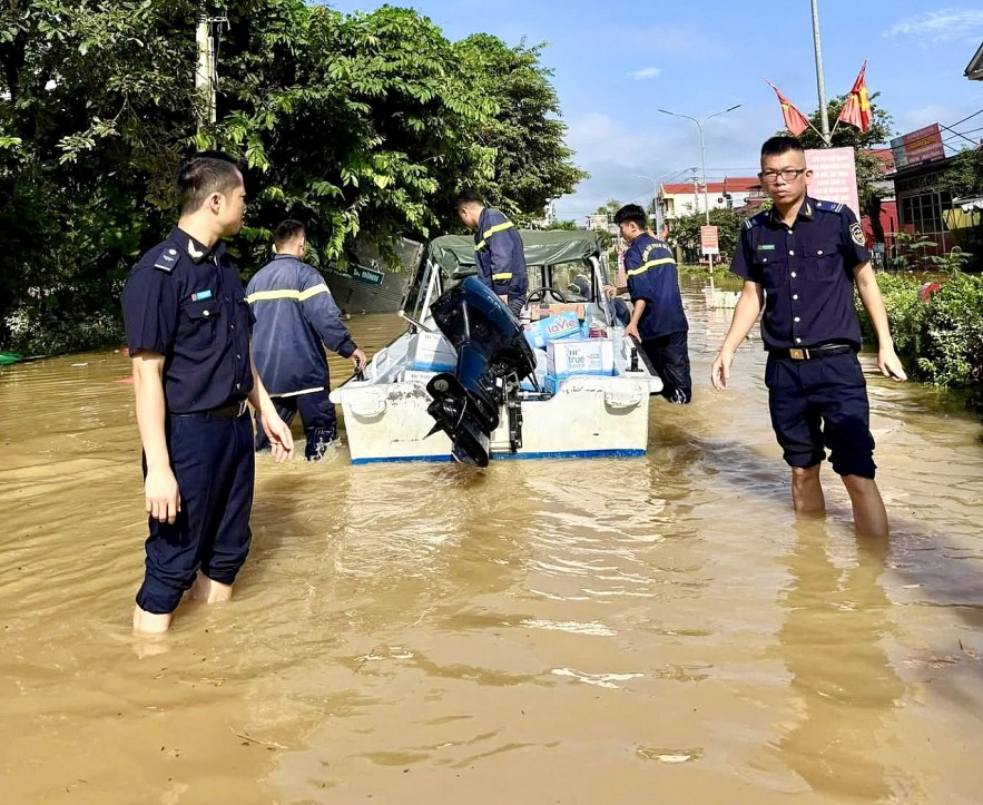 Lạng Sơn: Hải quan cửa khẩu Cốc Nam chung tay cứu trợ đồng bào vũng lũ