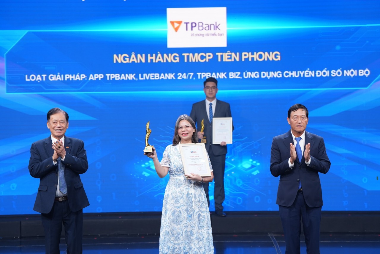 TPBank được vinh danh chuyển đổi số xuất sắc, ghi dấu nỗ lực bền bỉ trên hành trình chuyển đổi số TPBank được vinh danh chuyển đổi số xuất sắc, ghi dấu nỗ lực bền bỉ trên hành trình chuyển đổi số