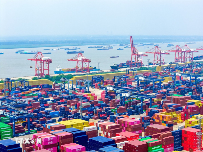Quang cảnh cảng hàng hóa ở tỉnh Giang Tô, Trung Quốc. (Nguồn: THX/TTXVN)