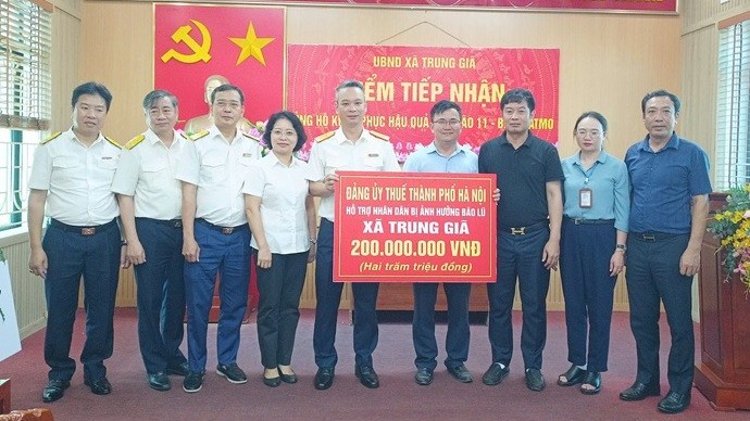 Thuế TP. Hà Nội trao ủng hộ người dân khắc phục hậu quả bão số 11