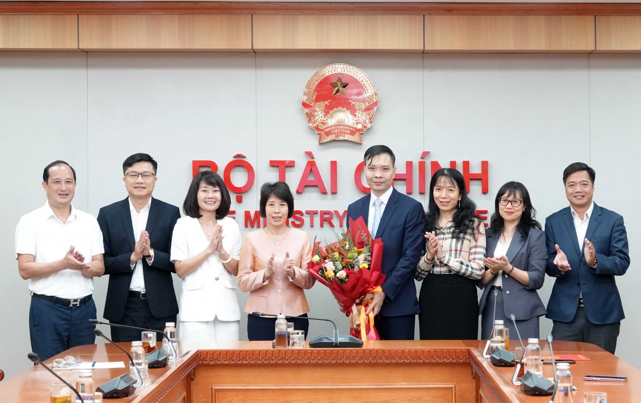 Bộ Tài chính công bố và trao quyết định bổ nhiệm Cục trưởng Cục Đầu tư nước ngoài