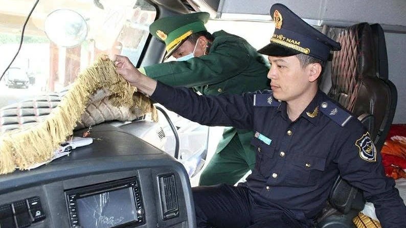 Hải quan khu vực X phối hợp triệt phá 3 vụ án vận chuyển ma tuý và vật liệu nổ