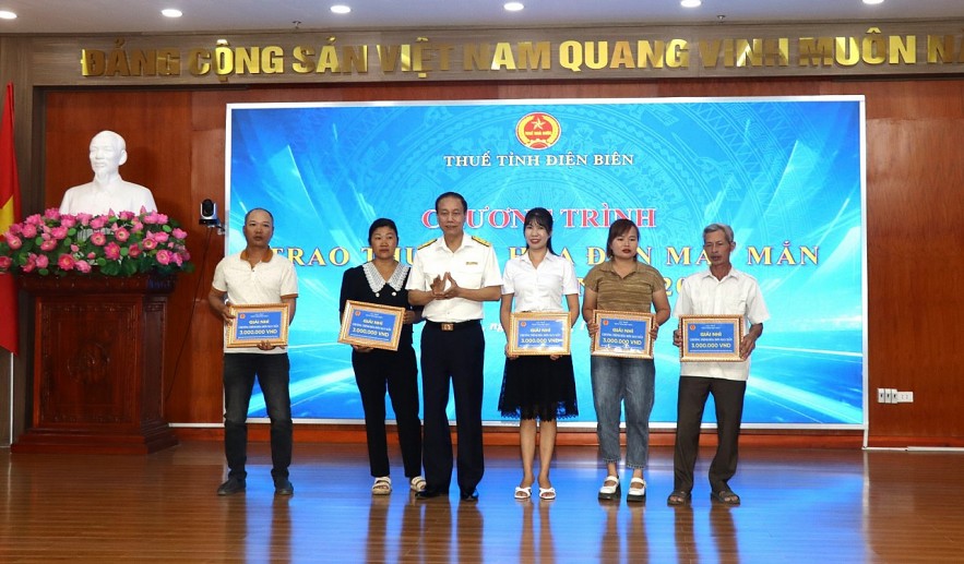 Thuế tỉnh Điện Biên trao thưởng hóa đơn may mắn quý I và II/2025 Thuế tỉnh Điện Biên trao thưởng hóa đơn may mắn quý I và II/2025