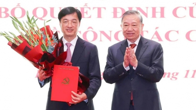 Tổng Bí thư Tô Lâm trao quyết định cho Bí thư Thành ủy Hà Nội Nguyễn Duy Ngọc