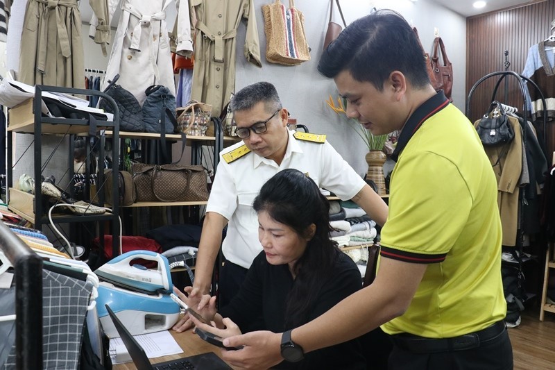 Thuế tỉnh Phú Thọ triển khai “đi từng ngõ, gõ từng hộ” hỗ trợ hộ kinh doanh chuyển sang phương pháp kê khai Thuế tỉnh Phú Thọ triển khai “đi từng ngõ, gõ từng hộ” hỗ trợ hộ kinh doanh chuyển sang phương pháp kê khai