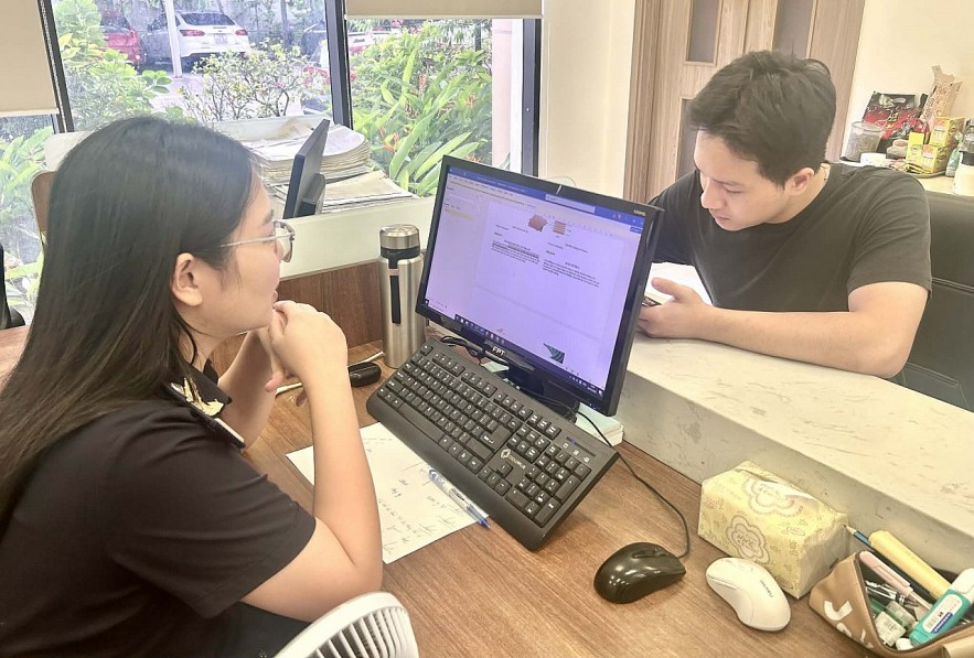 undefined Hải quan thu ngân sách đạt 379.816 tỷ đồng, xử lý hơn 15.100 vụ vi phạm