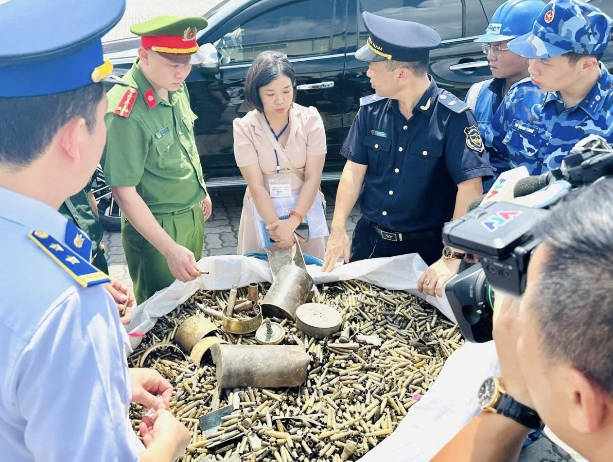 Hải quan bắt giữ hơn 25.000 kg vỏ đạn quân dụng nhập khẩu có dấu hiệu vi phạm