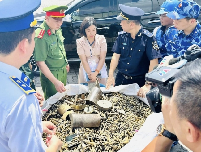 Hải quan bắt giữ hơn 25.000 kg vỏ đạn quân dụng nhập khẩu có dấu hiệu vi phạm