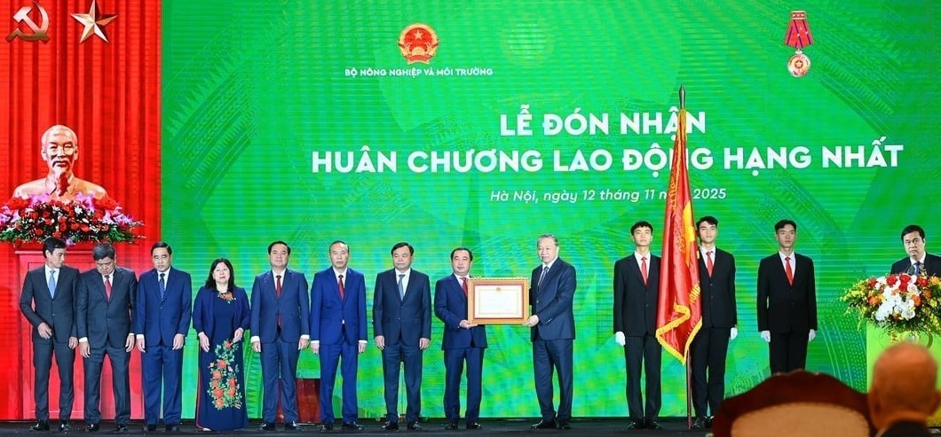 Tổng Bí thư Tô Lâm trao Huân chương Lao động hạng Nhất cho Bộ Nông nghiệp và Môi trường