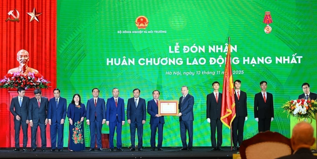 Tổng Bí thư Tô Lâm trao Huân chương Lao động hạng Nhất cho Bộ Nông nghiệp và Môi trường Tổng Bí thư Tô Lâm trao Huân chương Lao động hạng Nhất cho Bộ Nông nghiệp và Môi trường