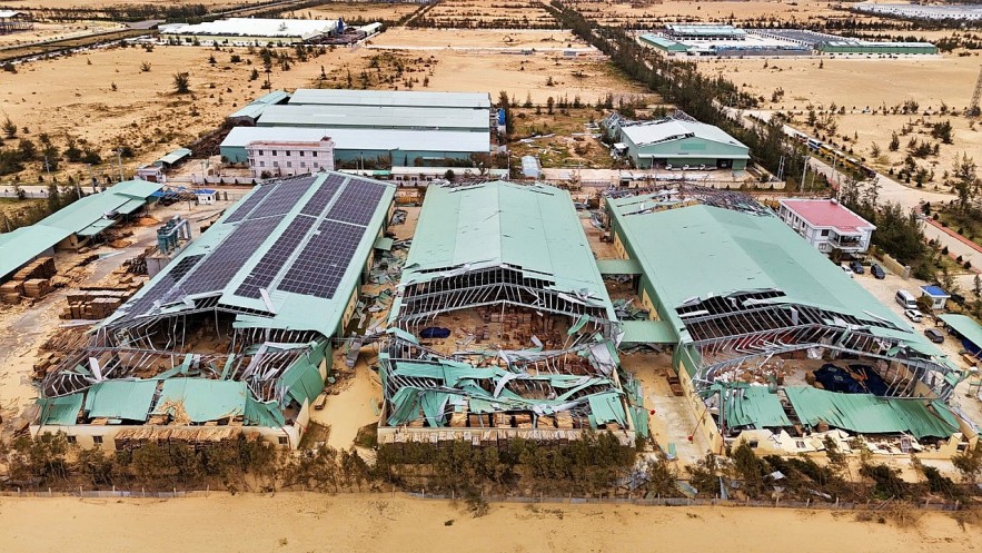 Nhiều nhà xưởng của doanh nghiệp trong Khu kinh tế Nhơn Hội bị thiệt hại nặng nề do bão số 13. Nhiều nhà xưởng của doanh nghiệp trong Khu kinh tế Nhơn Hội bị thiệt hại nặng nề do bão số 13.