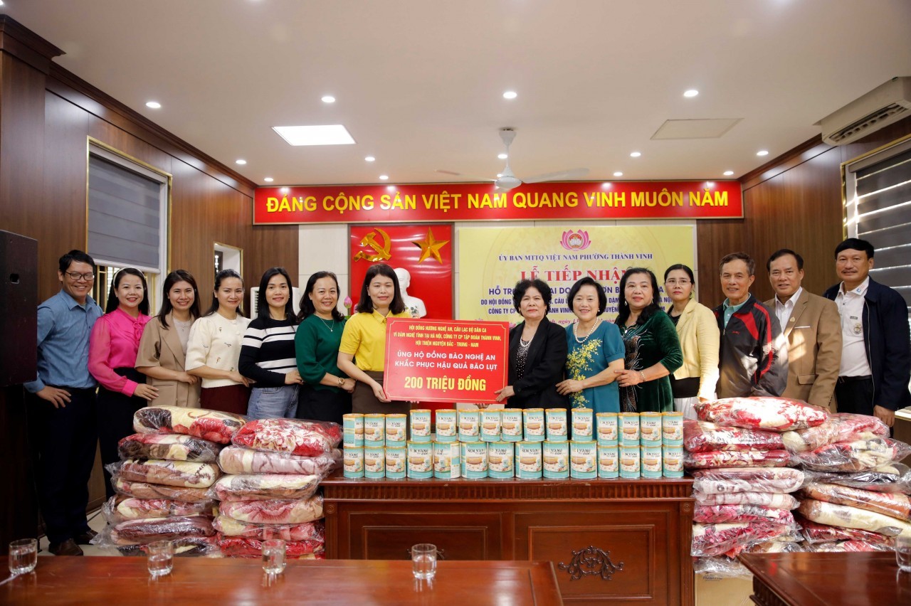 Trao quà hỗ trợ, khắc phục hậu quả bão lũ tại phường Thành Vinh, tỉnh Nghệ An