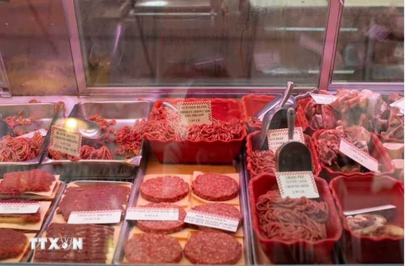 Thịt bò được bày bán tại chợ Đông ở Washington, Mỹ. (Ảnh: Reuters/TTXVN)