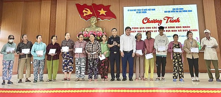 Hải quan trao quà cho đồng bào xã Duy Nghĩa, TP Đà Nẵng khắc phục hậu quả mưa bão