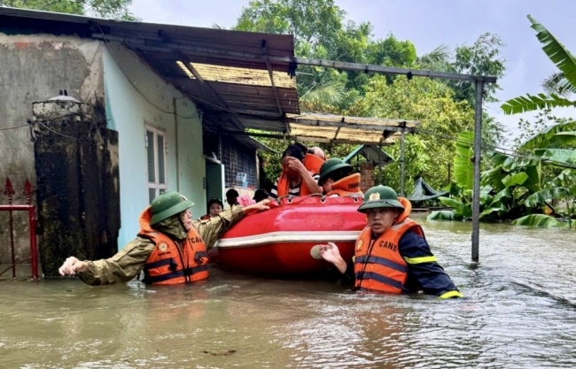 Hoa Kỳ viện trợ khẩn cấp thêm 500.000 USD cho Việt Nam sau các cơn bão liên tiếp