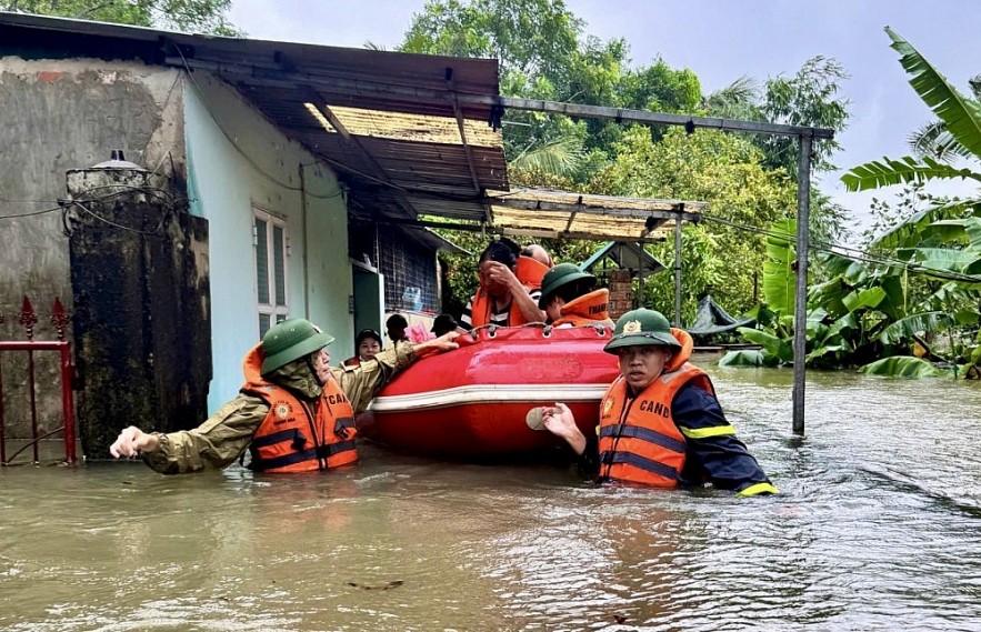 Hoa Kỳ viện trợ khẩn cấp thêm 500.000 USD cho Việt Nam sau các cơn bão liên tiếp Hoa Kỳ viện trợ khẩn cấp thêm 500.000 USD cho Việt Nam sau các cơn bão liên tiếp