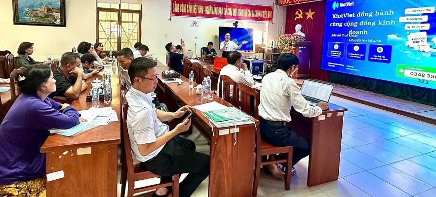  nhà cung cấp giải pháp công nghệ gồm VNPT, Viettel, MISA, KiotViet và Softdream nhằm tư vấn, hỗ trợ kỹ thuật tại chỗ cho người nộp thuế. Ảnh: Phương Linh.