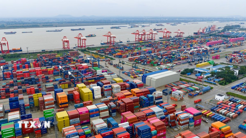 Quang cảnh cảng hàng hóa tại tỉnh Giang Tô, Trung Quốc. (Ảnh: THX/TTXVN)