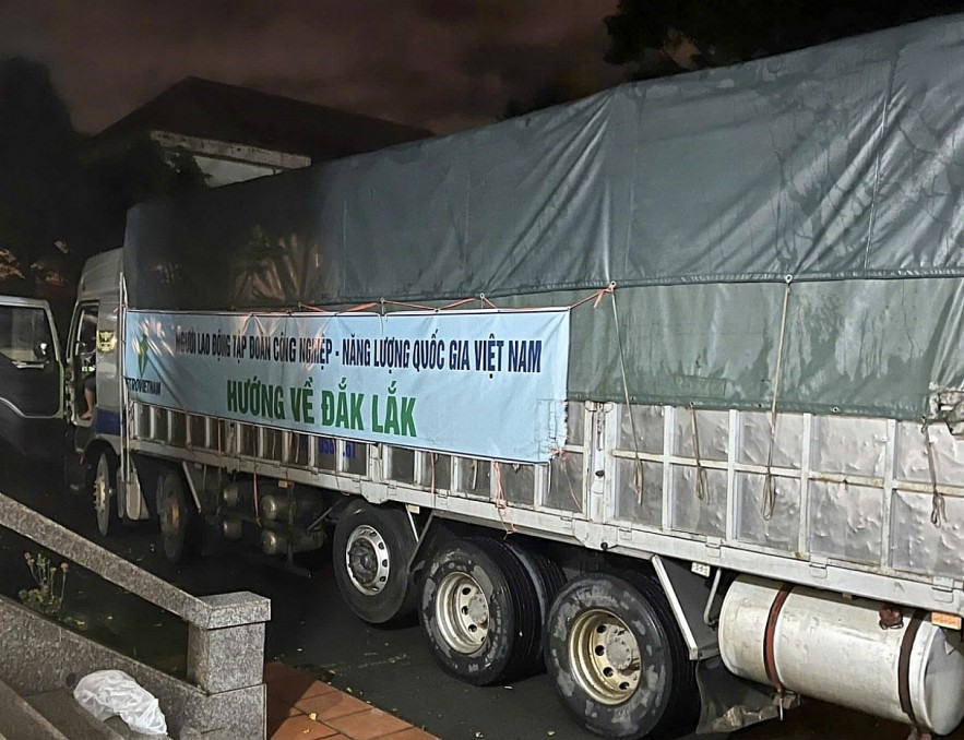 Petrovietnam vận chuyển nhu yếu phẩm hỗ trợ đồng bào Đắk Lắk bị ảnh hưởng bởi thiên tai