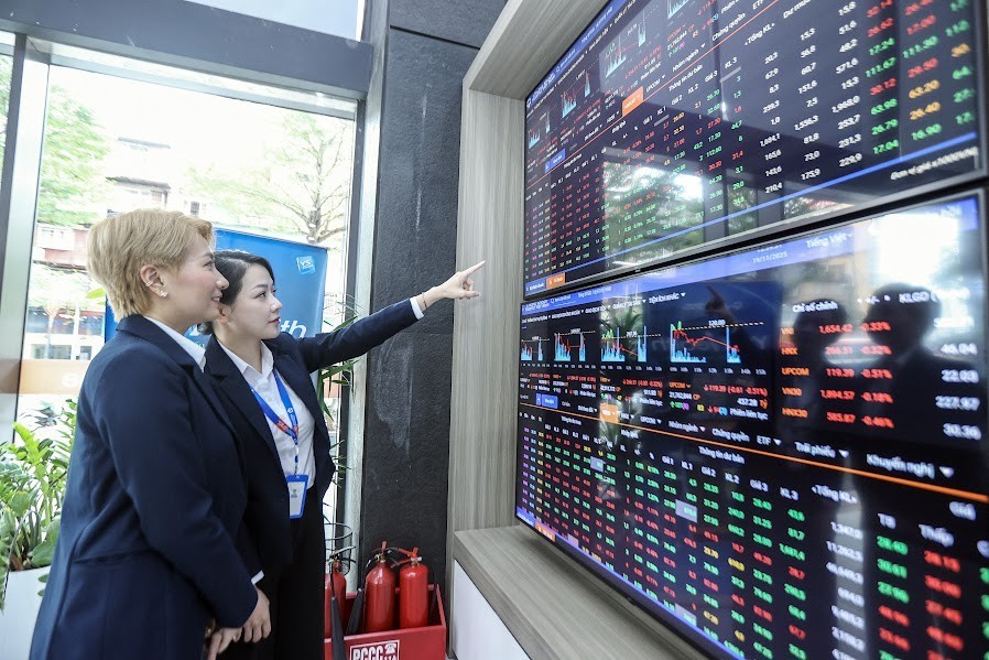 Chứng khoán ngày 24/11: Thanh khoản đi vắng, VN-Index tăng điểm nhờ những “ngôi sao”