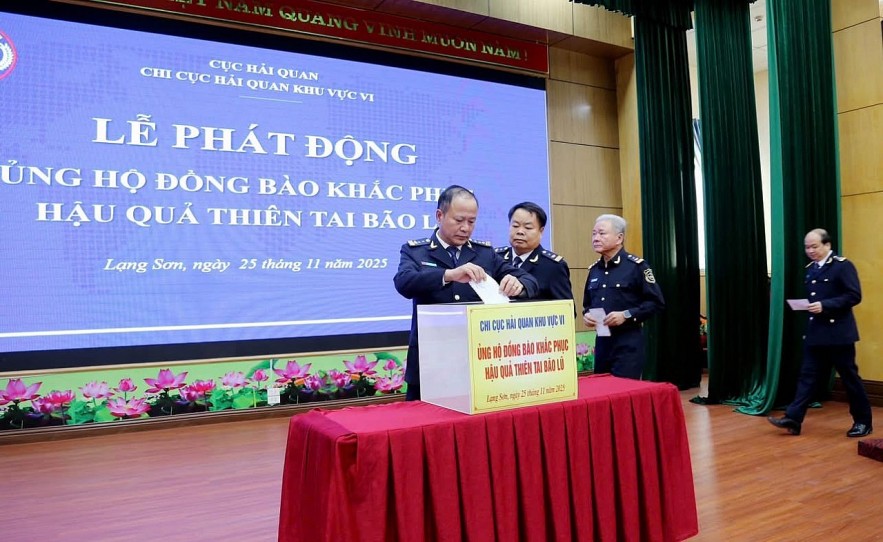 Hải quan khu vực VI quyên góp ủng hộ đồng bào bị thiệt hại do bão số 14 gây ra