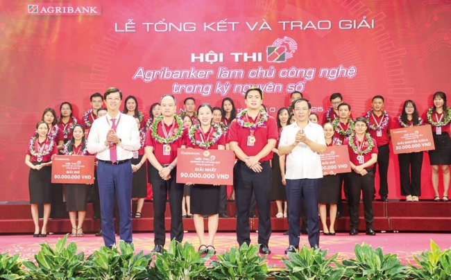 Agribank vươn mình trong “cuộc đua” số hóa