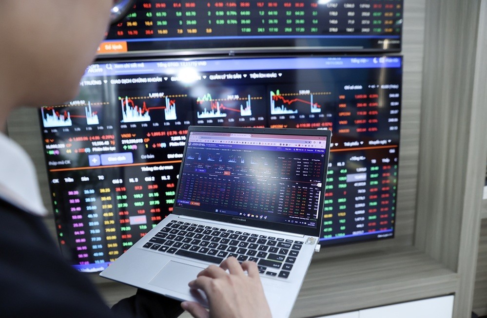 Chứng khoán ngày 26/11: Sắc xanh trở lại trên diện rộng, VN-Index vượt mốc 1.680 điểm