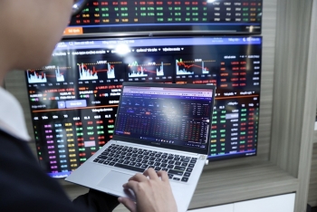 Chứng khoán ngày 1/12: Cổ phiếu vốn hóa lớn dẫn nhịp, VN-Index vượt mốc 1.700 điểm