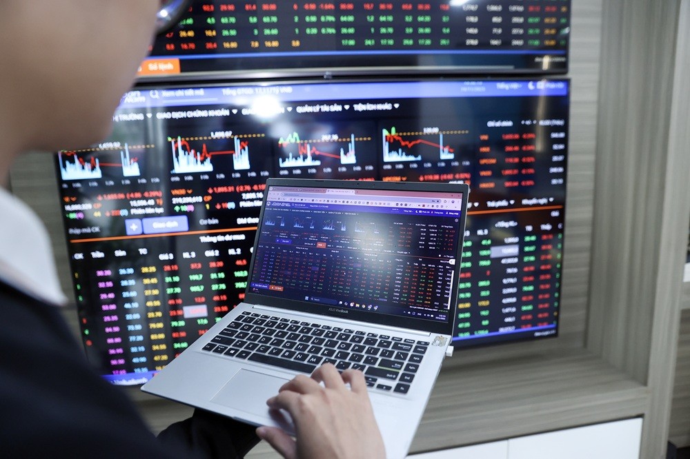 Chứng khoán ngày 1/12: Cổ phiếu vốn hóa lớn dẫn nhịp, VN-Index vượt mốc 1.700 điểm Chứng khoán ngày 1/12: Cổ phiếu vốn hóa lớn dẫn nhịp, VN-Index vượt mốc 1.700 điểm