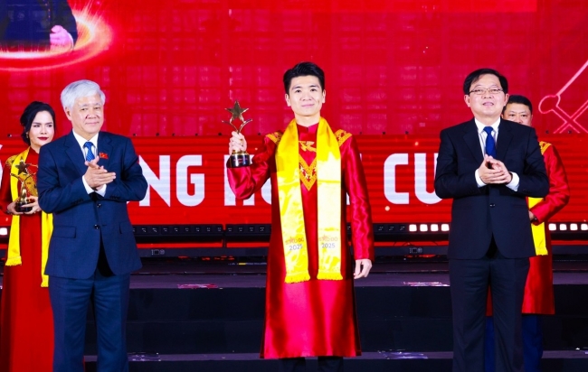 Doanh nhân Đỗ Quang Vinh được vinh danh trong TOP 10 Giải thưởng Sao Đỏ 2025