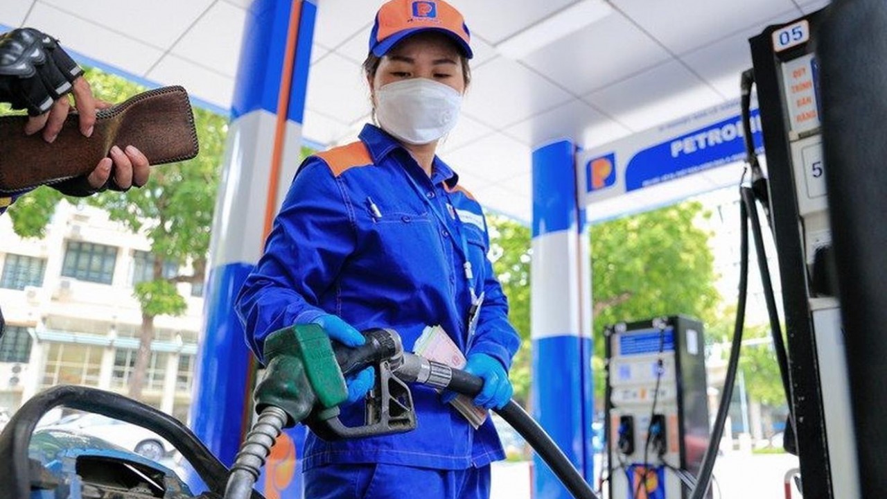 Ngày 28/11: Giá xăng dầu trong nước đồng loạt giảm mạnh, thế giới tăng