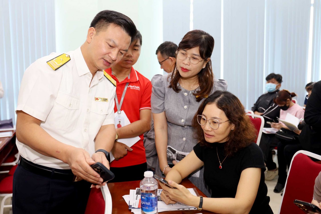 Cán bộ Thuế TP. Hồ Chí Minh sẽ đồng hành cùng từng hộ kinh doanh khi chuyển đổi